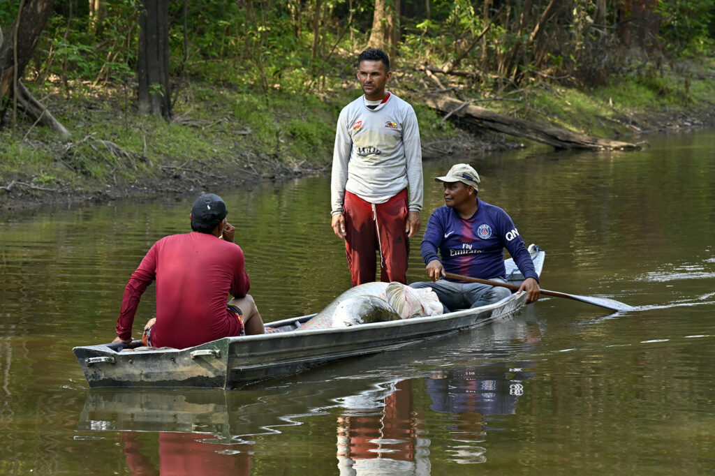 Chico Paumari (em pé) é o coordenador da pesca Paumari. Foto: Adriano Gambarini/OPAN