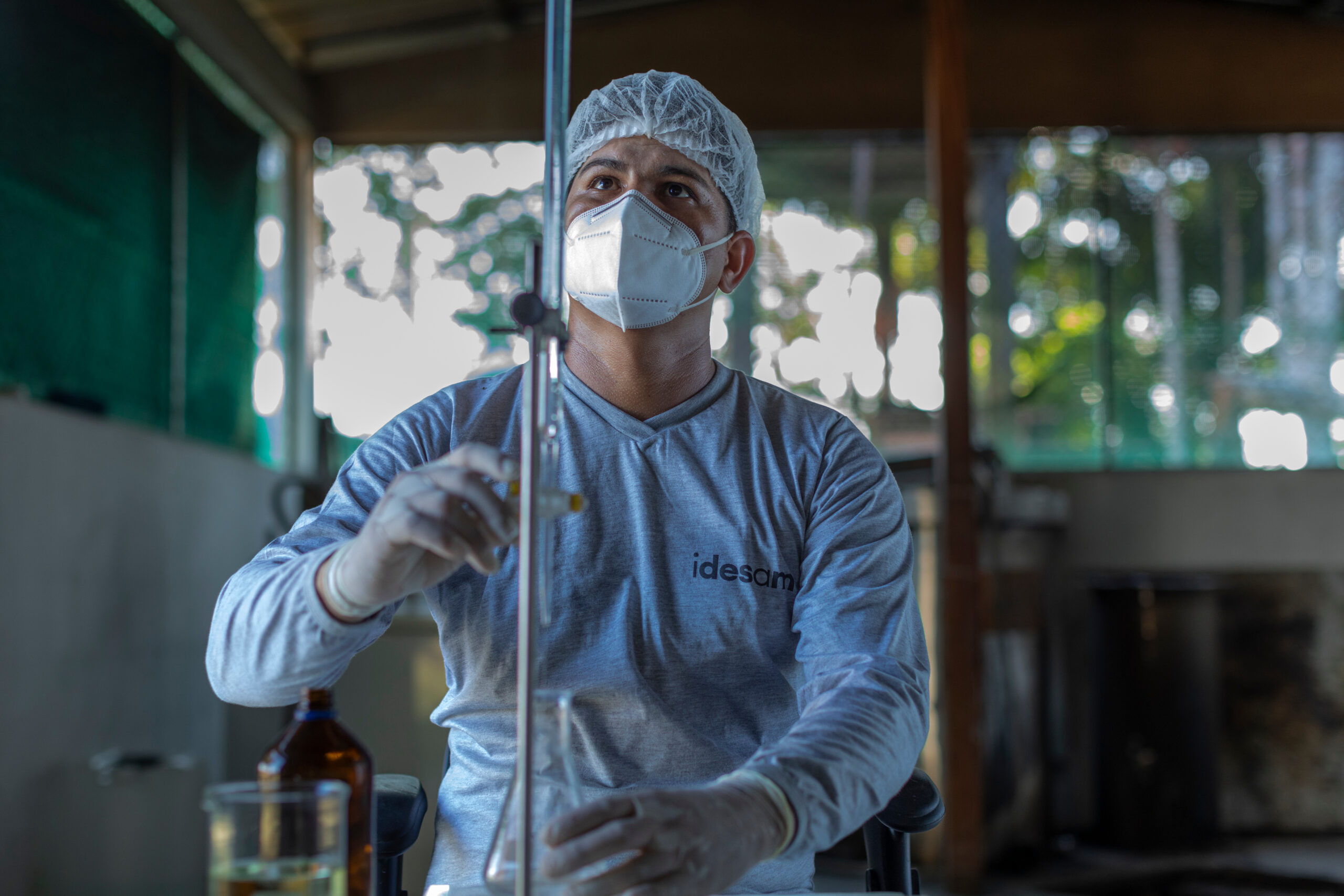 técnico fazendo destilação de óleo