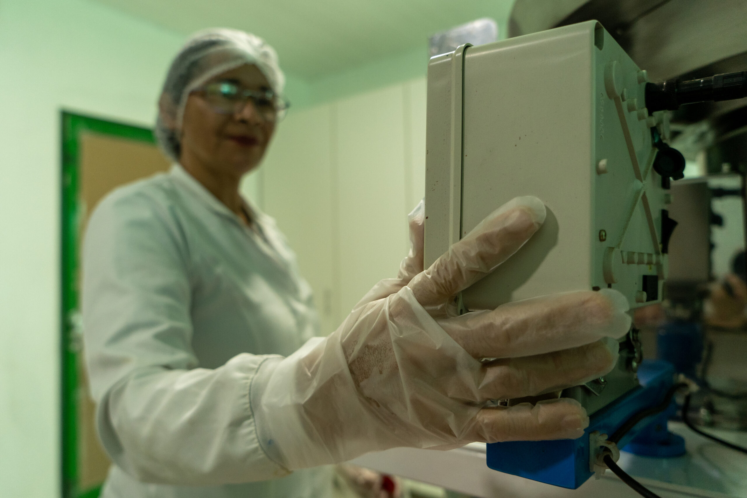 pesquisadora ajustando máquina